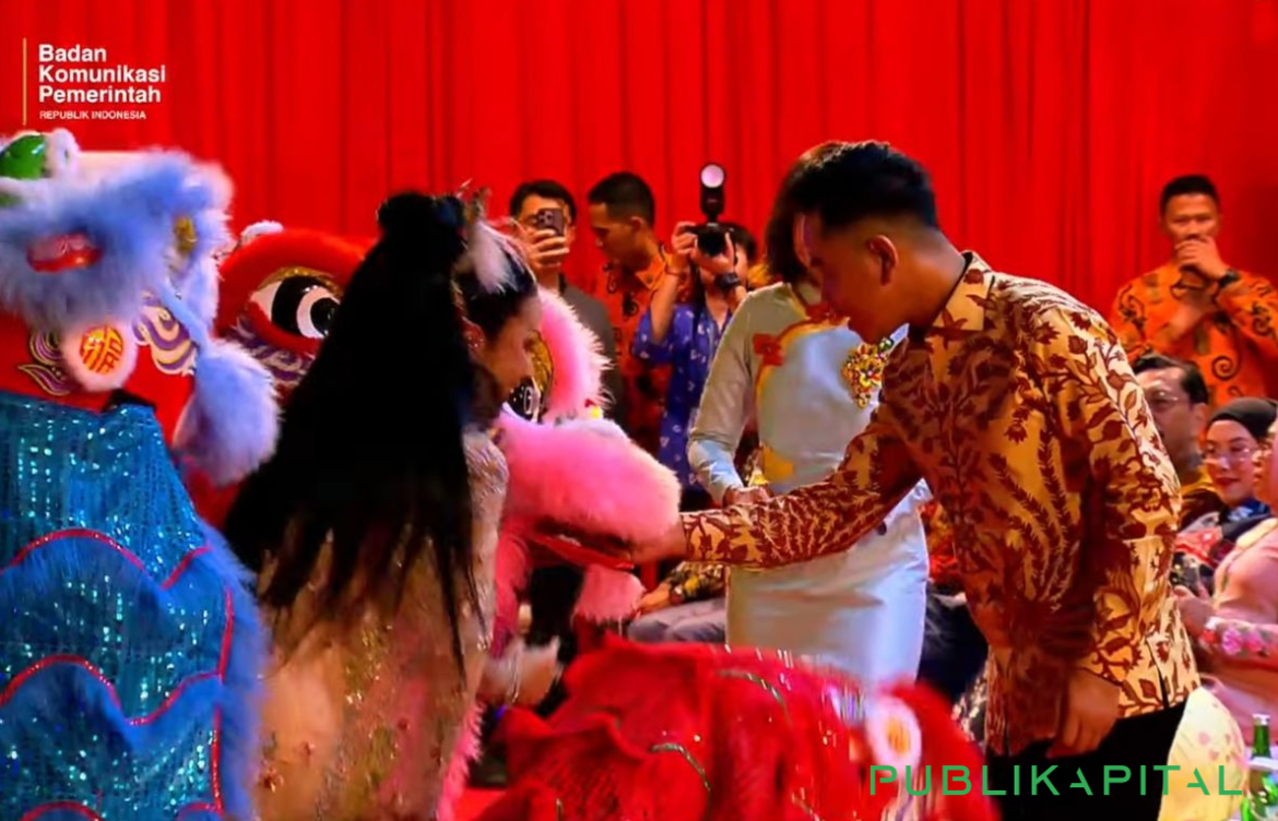 Gibran Bagi Angpao ke Barongsai Saat Hadiri Festival Imlek Nasional 2577 di Jakarta, Ini Momen Lengkapnya